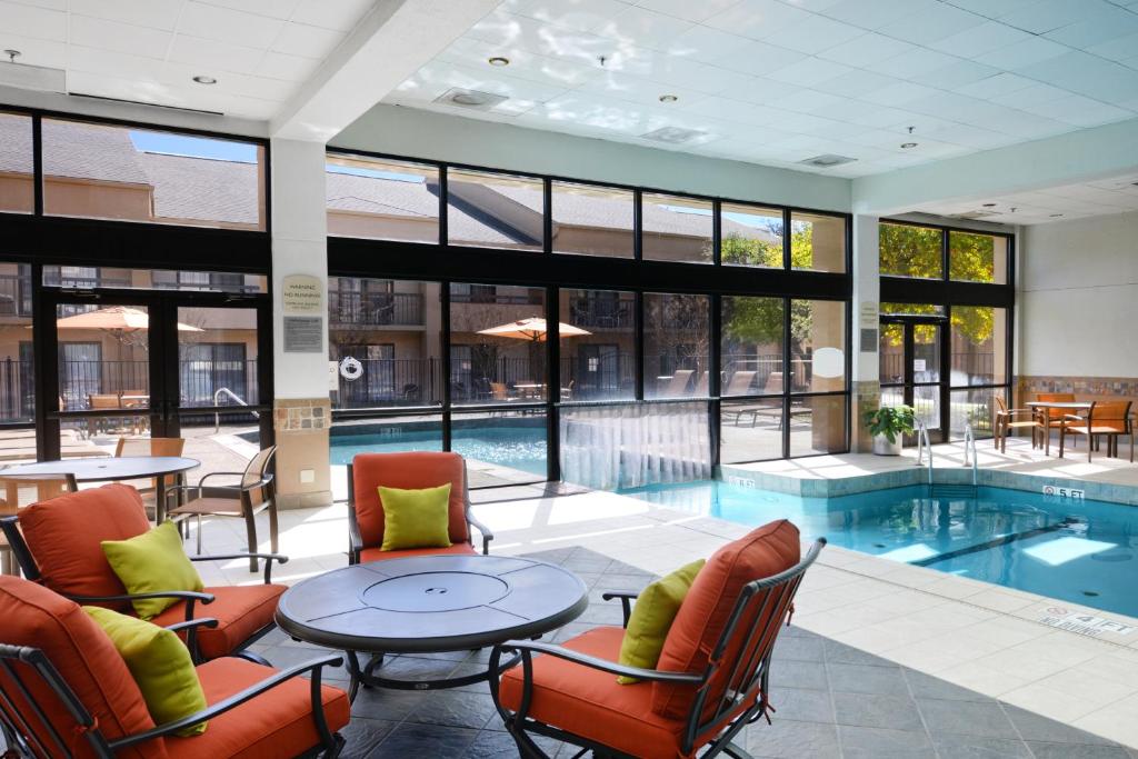 Courtyard Dallas Arlington/Entertainment District Main image 1